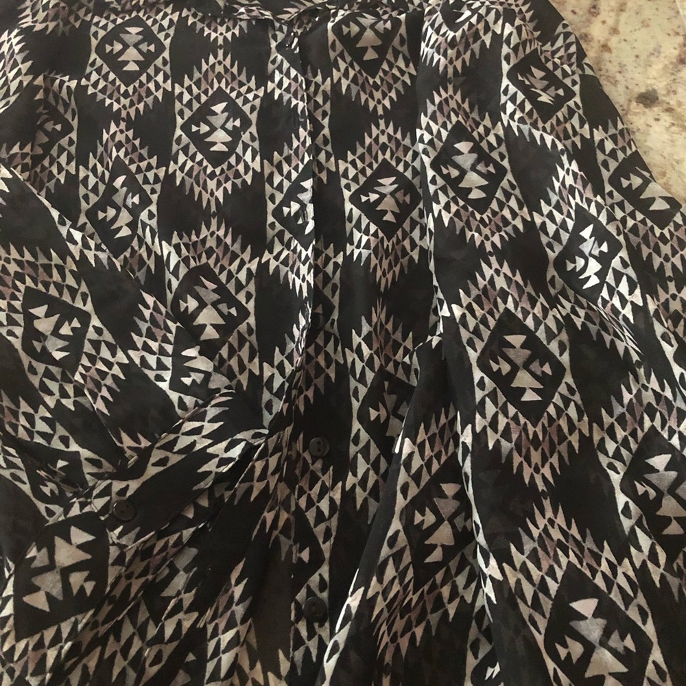 Women’s Plus Button Front Blouse Geometric Print - Picture 7 of 9